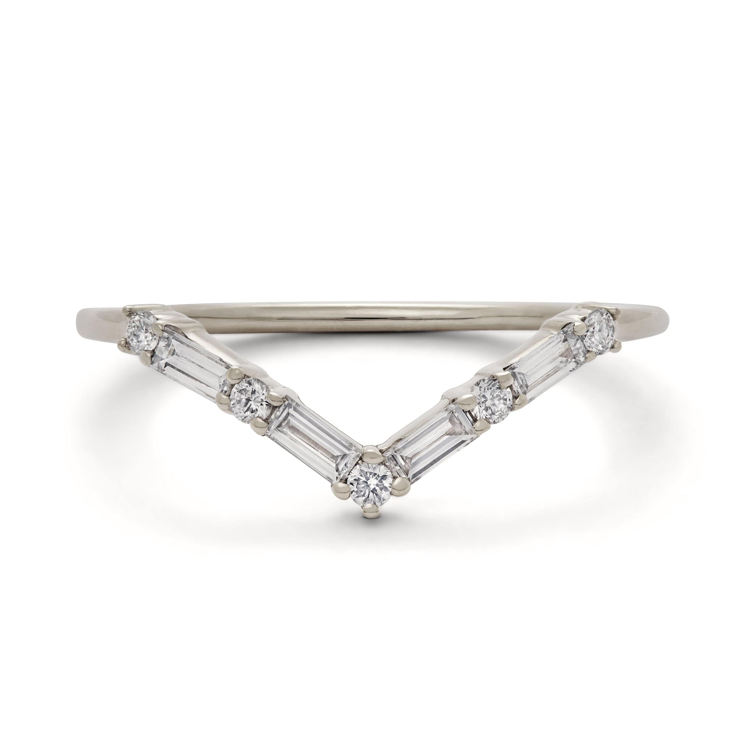 V-shaped white gold wedding band with 4 baguette diamonds and 5 round diamonds